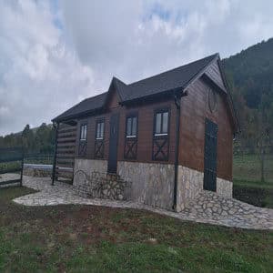 Izgradjena drvena montazna brvnara hrast petkovic