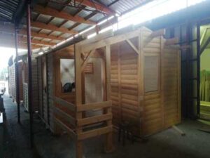 Izgradjena-montazna-kucica-brvnara-od-drveta-velicine-od-24-do-50-m2 na metalnom postolju, postavljenom na stubove